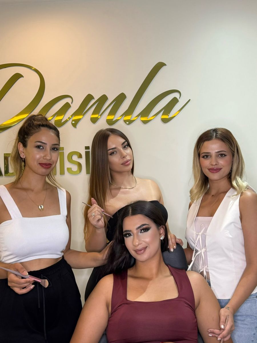 Özlem Damla Güzellik Akademisi öğrencileri